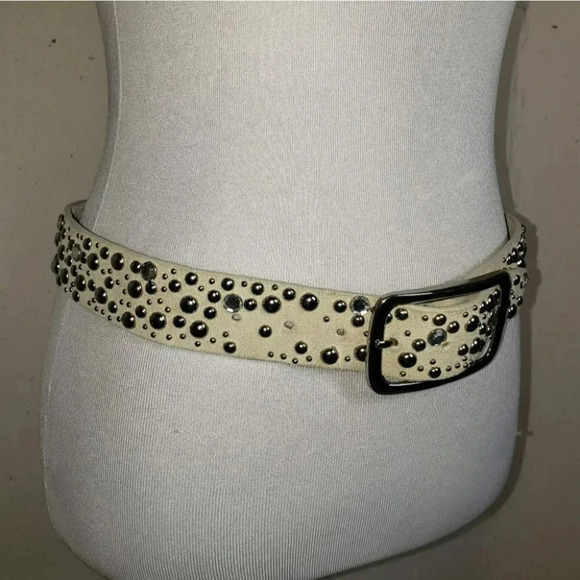 Cream M genuine leather with silver rivets - Picture 3 of 7